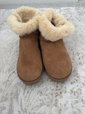 UGG button side Chestnut Suede Shearling Cuff Ankle Booties size 11